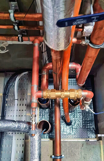 https://kelmscottplumber.com.au/uploads/2025/06/commercial-plumbing-390382.jpg